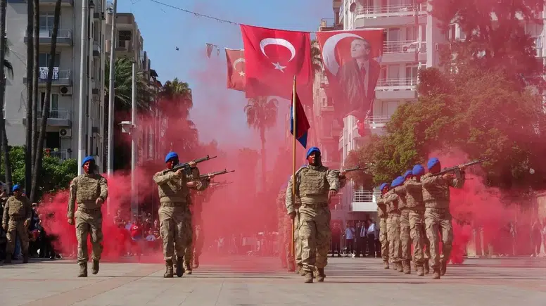 Mersin'de 30 Ağustos Zafer Bayramı Coşkusu: Cumhuriyet Meydanı'nda Kutlandı