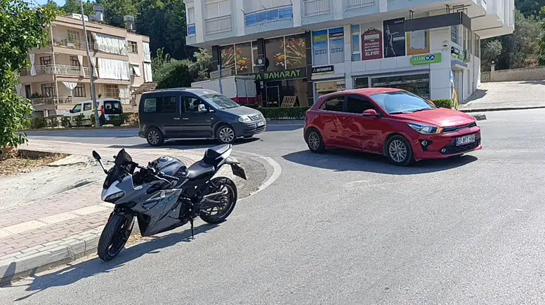 Manavgat'ta Dönüş Yapan Araçla Çarpışan Sürücü Yaralandı
