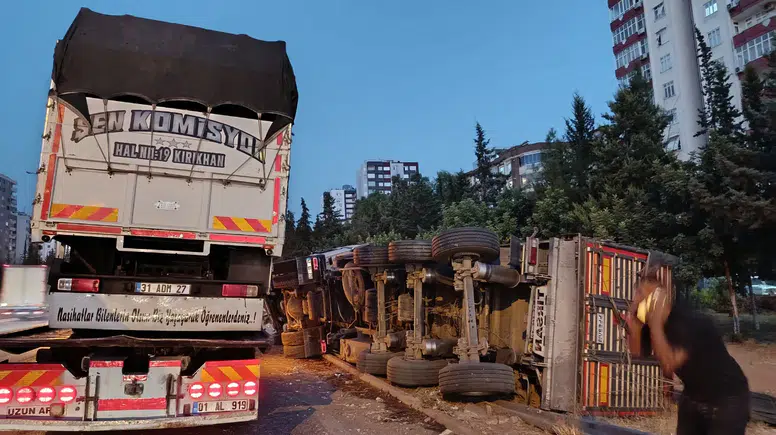 Adana'da Zincirleme Kaza: 4 Araç Birbirine Girdi, 3 Yaralı
