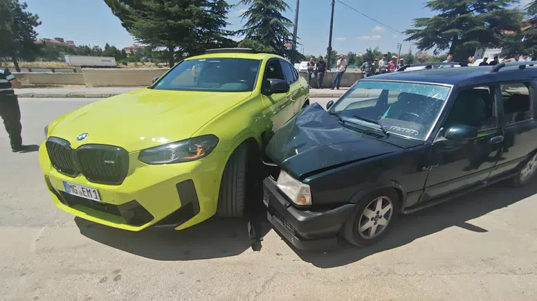 Isparta'da İki Otomobil Çarpıştı: 2 Sürücü Yaralandı