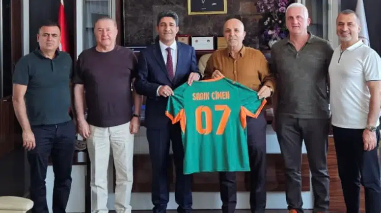 Alanyaspor’dan Hakim Çimen’e Forma Hediyesi