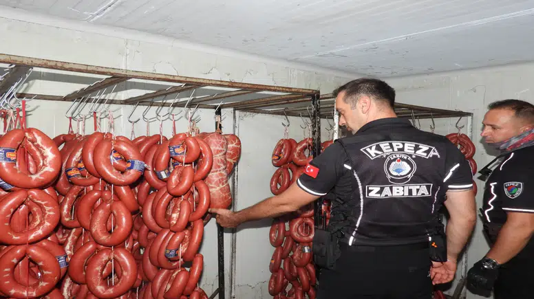 Kepez'de Sahte Etiketli Depoya Baskın: Halk Sağlığıyla Böyle Oynadılar