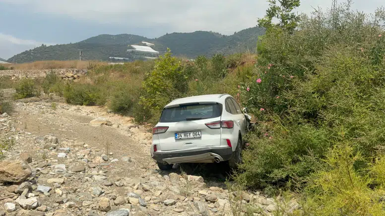 Gazipaşa'da Direksiyon Hakimiyeti Kaybolan Araç Dereye Düştü: 1 Yaralı