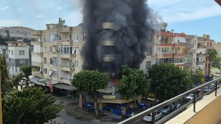 Alanya'da Yoğun Dumanla Kaplanan Evdeki 3 Çocuk Hastaneye Kaldırıldı