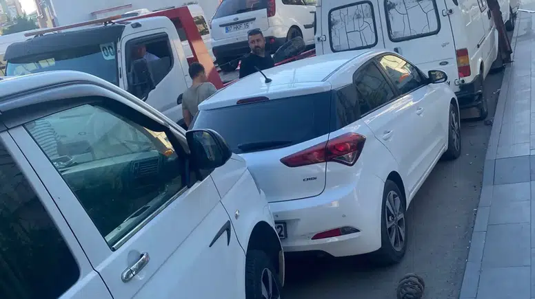 Serik'te Cadde Üzerindeki Araçlara Peş Peşe Çarptı!