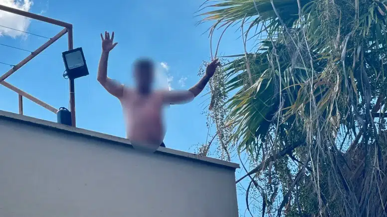 Manavgat'ta Otel Personeli Usturayla Lojman Çatısına Çıktı: "Karım Gelecek"