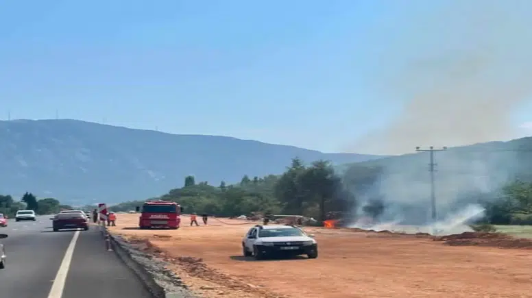 Muğla Menteşe'de Yol Kenarında Yangın: Ekipler Seferber Oldu