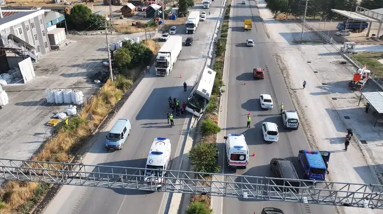 Bucak'ta Tur Otobüsü Devrildi: 34 Kişi Kazayı Yarasız Atlattı!