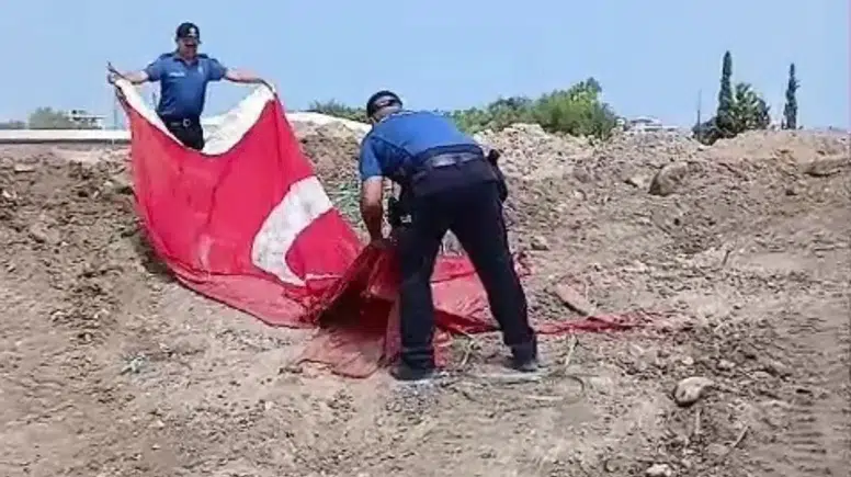 Enkaz Arasında Bulunan Türk Bayrağına Polis Memurundan Anlamlı Saygı