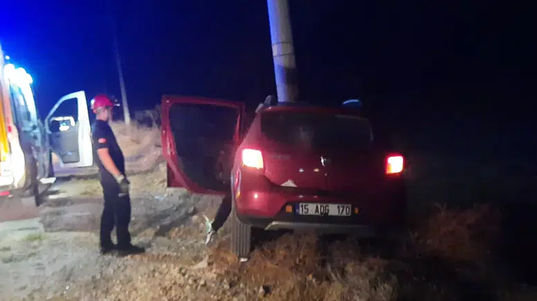 Burdur'da Kontrolden Çıkan Otomobil Direğe Çarptı: 1 Yaralı