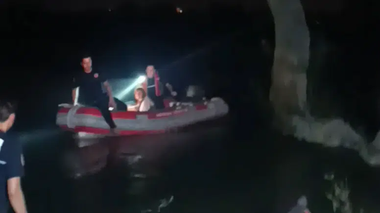 Antalya Manavgat'ta Irmakta Mahsur Kalan Kadın Ekiplerce Kurtarıldı