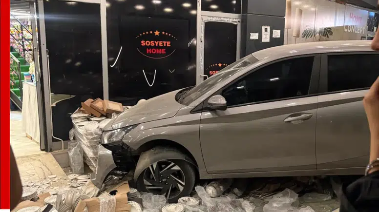 Adana'da Direksiyon Hakimiyetini Kaybedip Peş Peşe Mağazaya Daldılar