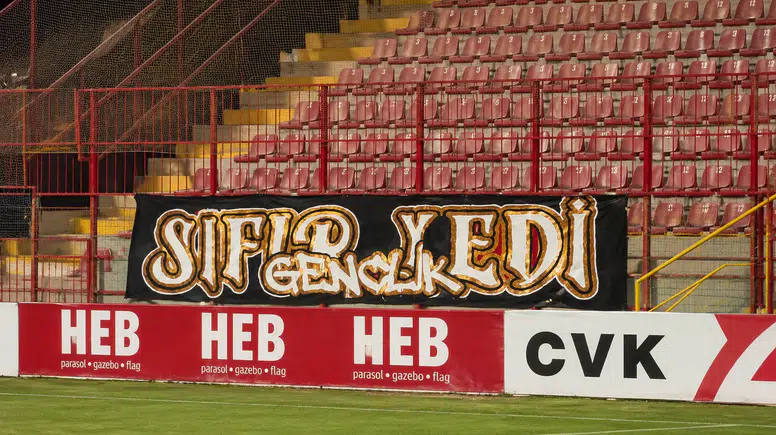 Kendileri yok, isyanları var! 07 Gençlik'ten boş tribünde pankartlı protesto