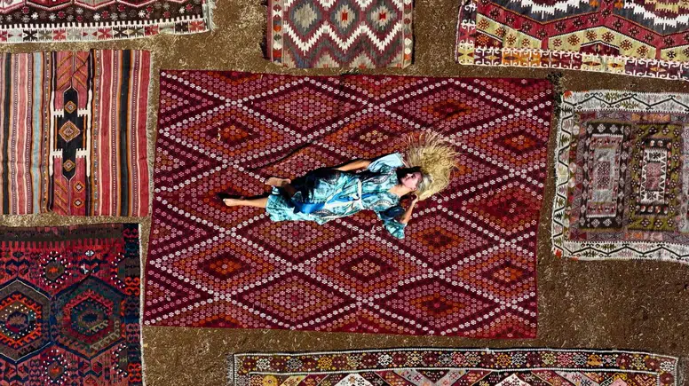 Döşemealtı'nın Asırlık Halı Tarlalarına Çek Güzeli Hayran Kaldı