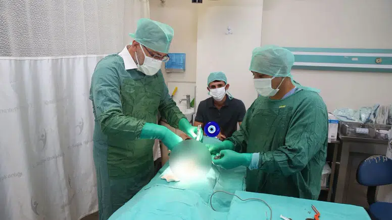 Başkan Kumbul Şapka Değiştirdi: Çocukları Hem Eğlendirdi Hem Sünnet Ettirdi