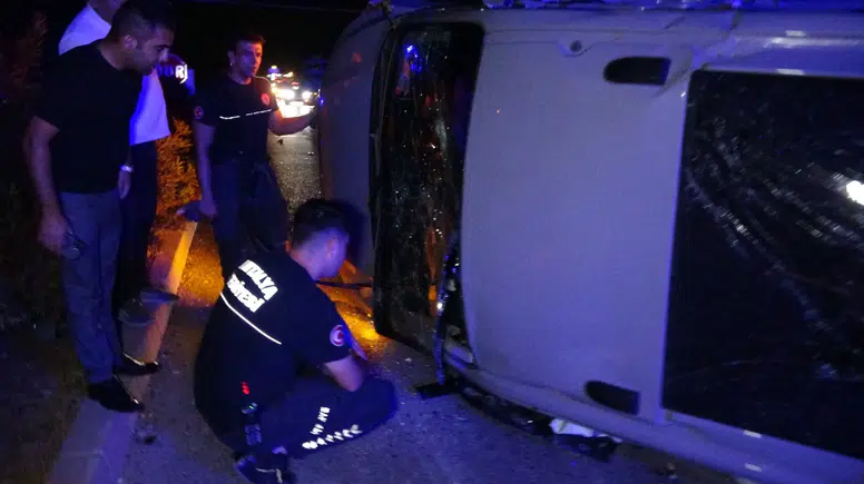 Manavgat'ta Kırmızı Işık Kazası: Sağlık Aracı Devrildi, 3 Yaralı