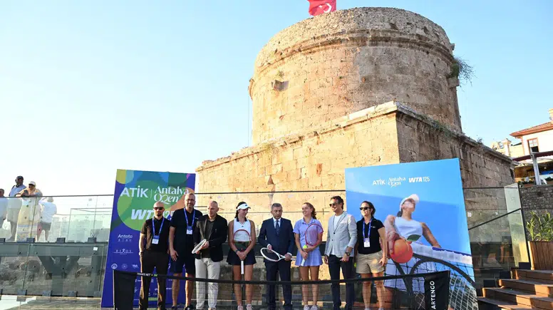 Kaleiçi’nde tarih ve spor buluştu! Milli tenisçilerden Hıdırlık Kulesi’nde özel gösteri