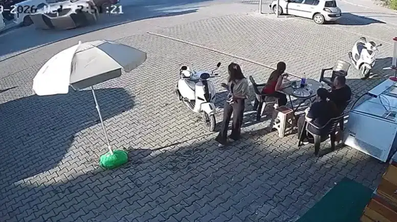 Gazipaşa'da Zincirleme Kaza Kamerada: Otomobil Ters Döndü