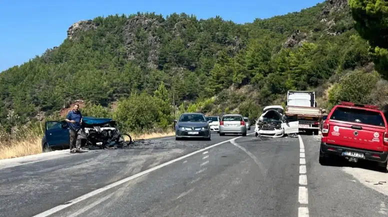 Gazipaşa D-400'de Otomobiller Kafa Kafaya Çarpıştı: 4 Yaralı