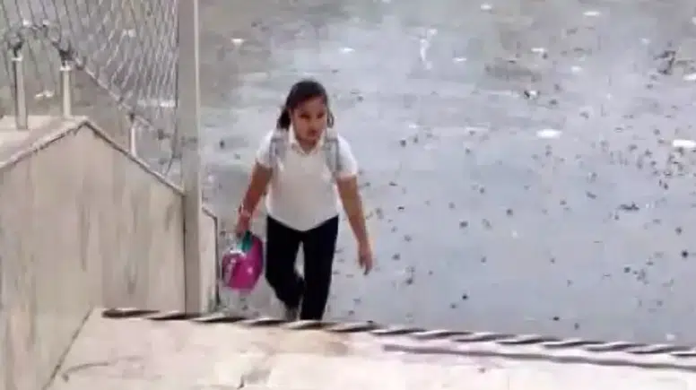 Yağmur Altında İstiklal Marşı Okuyan Küçük Kız Yürekleri Isıttı