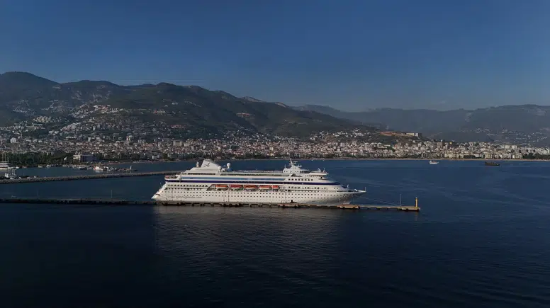 Dev kruvaziyer Alanya Limanı'nda! Rus turistler kente indi