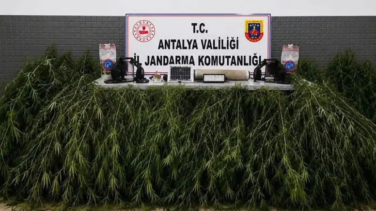 Antalya'nın 2 İlçesinde Zehir Tacirlerine Baskın: 4 Şüpheli Yakalandı