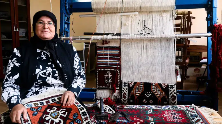Döşemealtı'nın Asırlık Dokuma Mirasını Sırtlayan Ayşe Taç Genç Usta Yetiştiriyor