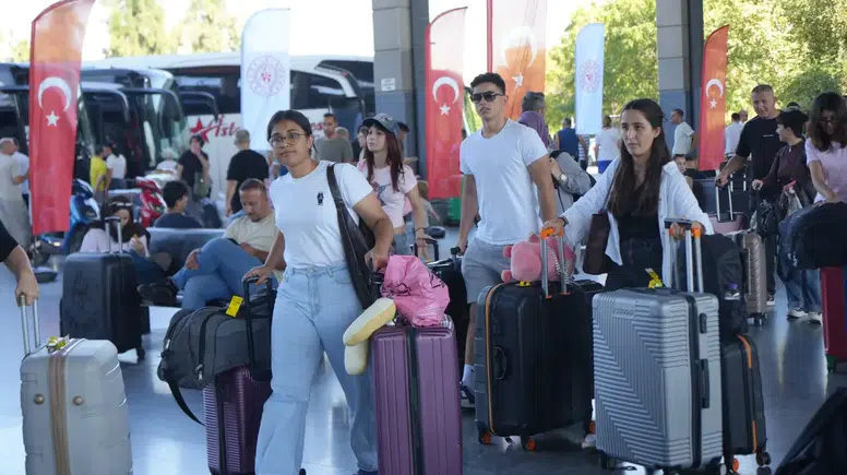 Antalya'ya Gelen Üniversitelilere Sürpriz Karşılama!