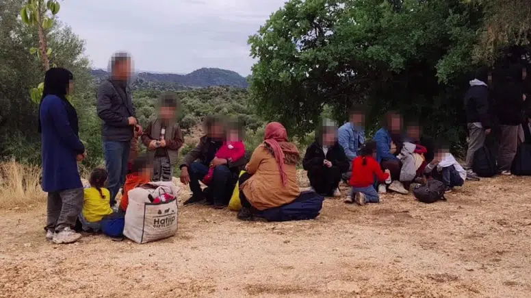 Demre'de Düzensiz Göçmen Operasyonu! 19 Göçmen Yakalandı, 3 Organizatör Tutuklandı