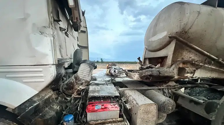 TIR'ın Üzerinden Uçan Otomobil Alev Aldı: Sürücü Son Anda Kurtuldu