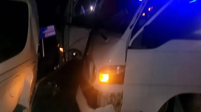 Alanya Yeşilöz'de Kamyonet Park Halindeki Araca Çarptı