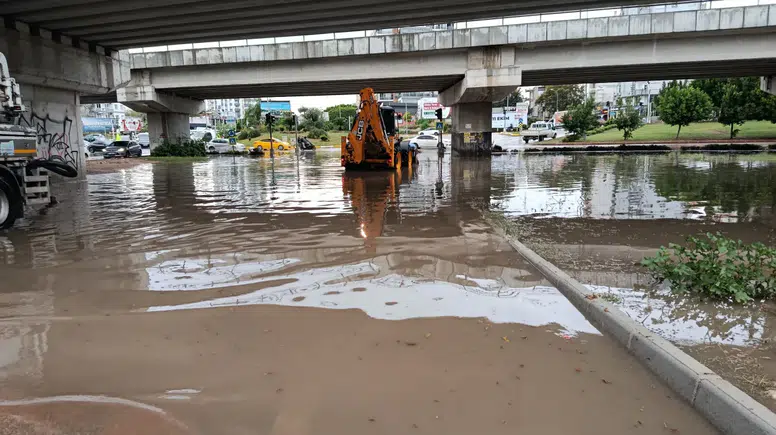 Adana'da Sağanak ve Fırtına Hayatı Olumsuz Etkiledi: Alt Geçit Sular Altında Kaldı