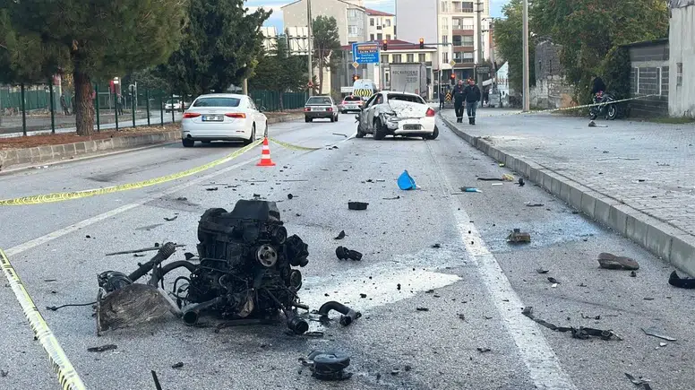 Burdur'da Kontrolden Çıkan Otomobil Dükkana Girdi