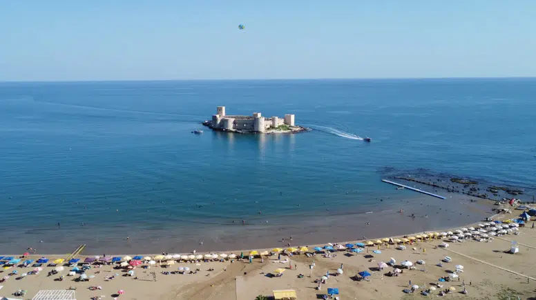 Mersin'de Ekim Ayında Yaz Havası: Kızkalesi'nde Ekim Denizine Yoğun İlgi