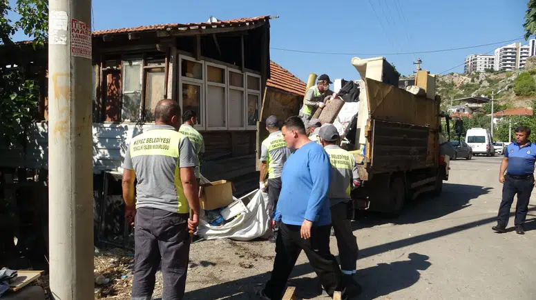 Kepez'de Çöp Evde Yaşayan Yaşlı Kadına Umut Eli Uzatıldı!