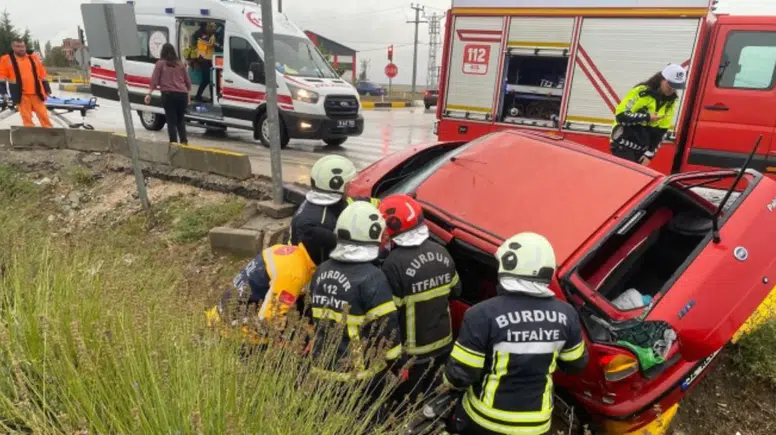 Burdur'da Otomobil ile Yolcu Otobüsü Çarpıştı: 2 Yaralı
