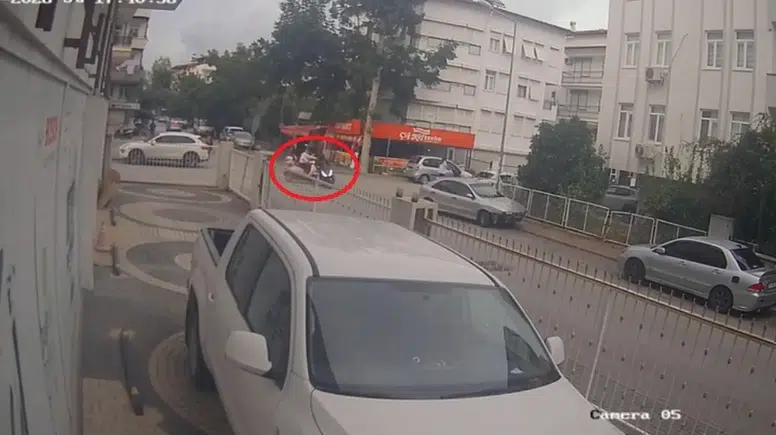 Manavgat'ta Bebekli Yaya Motosikletten 3 Saniye ile Kurtuldu