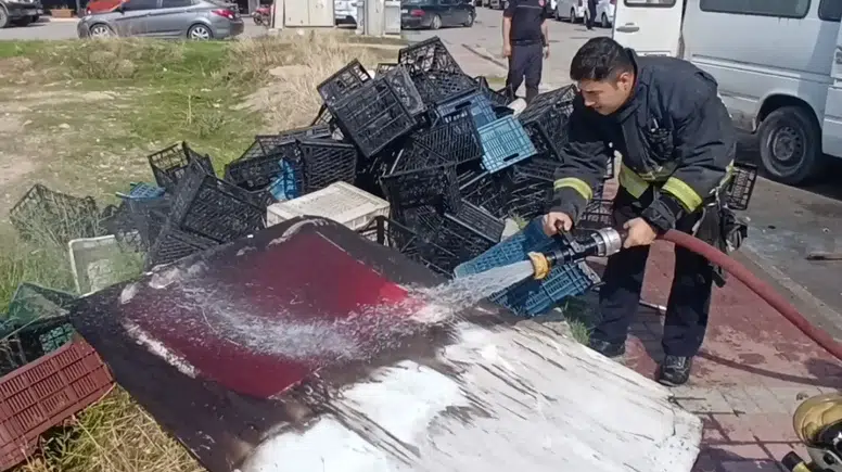 Manavgat'ta Yanan Kamyonetten Çıkan Türk Bayrağına İtfaiyeciden Vefa