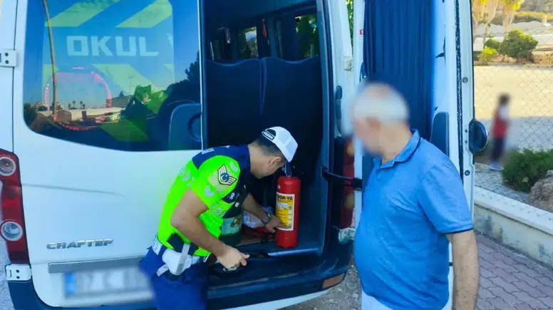 Antalya'da 2 Bin 102 Okul Servisine Denetim: Kurallara Uymayan Araçlar Men Edildi