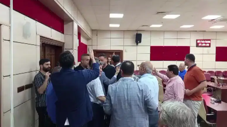 Yüreğir Belediye Meclisi'nde "Satılık" Kavgası: CHP'li Üyeler Birbirine Girdi