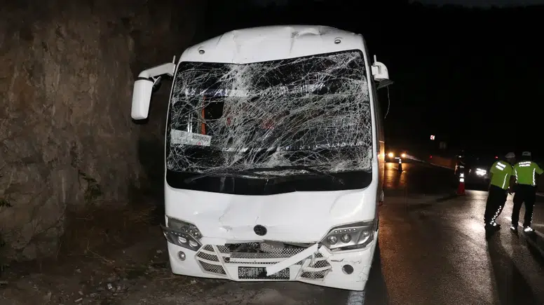 Konyaaltı'nda Servis Araçları Çarpıştı: Zincirleme Kazada 10 Yaralı