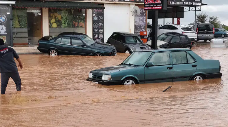 Mersin Silifke’de Sağanak Sele Dönüştü! Hastane Yolu Ulaşıma Kapandı