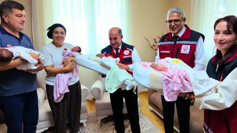 Kaş'ta Dördüz Kız Bebek Mucizesi: 28 Gün Sonra Taburcu Oldular