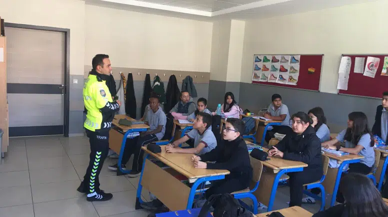 Burdur'da Minik "Trafik Dedektifleri"ne Eğlenceli ve Bilgilendirici Eğitim!