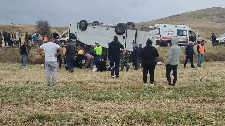 Afyonkarahisar'da Midibüs Şarampole Devrildi! 25 Yaralı