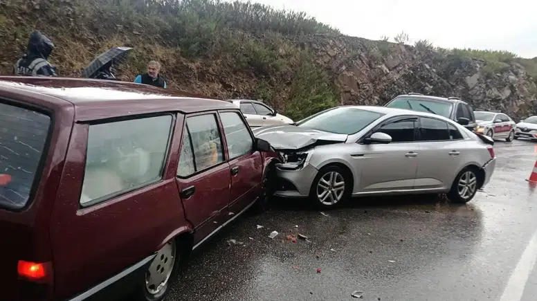 Manavgat'ta Karşı Şeride Geçen Otomobil 2 Araca Çarptı: 3 Yaralı