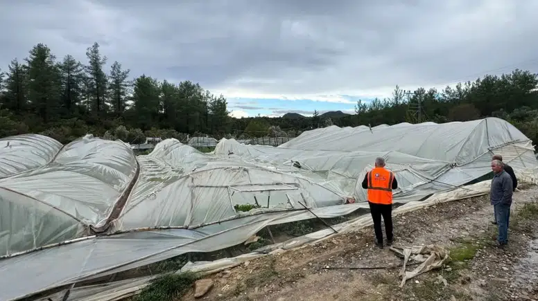 Antalya'da Yağıştan 381 Dekar Tarım Alanı ve 10 Bin Metrekarelik Sera Hasar Gördü