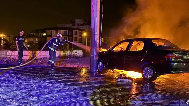 Serik'te Önce Araca Sonra Elektrik Direğine Çarpıp Alev Aldı: 2 Yaralı