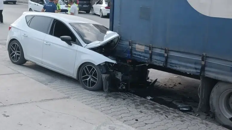 Tarsus'ta Feci Kaza: Tıra Çarpan Otomobilde Sıkışan Genç Sürücüyü İtfaiye Kurtardı