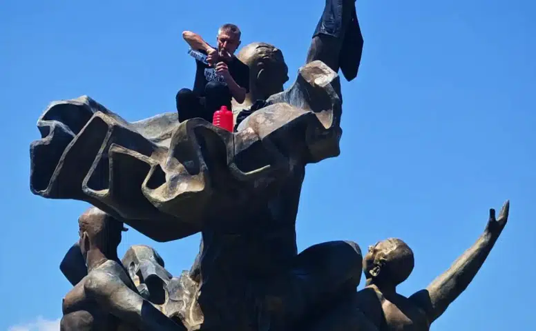 Antalya’da Elinde Benzin Bidonuyla Atatürk Anıtı’na Çıktı!